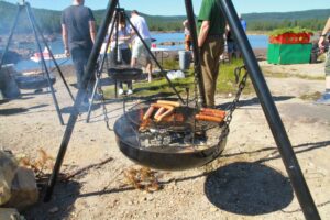 MYE GØY: Pølsebål i regi av Statsskog, og muligheten for å kikke på noen av artene som lever i Finnemarkas vann, var begge populære innslag. FOTO: Jarle Fredagsvik