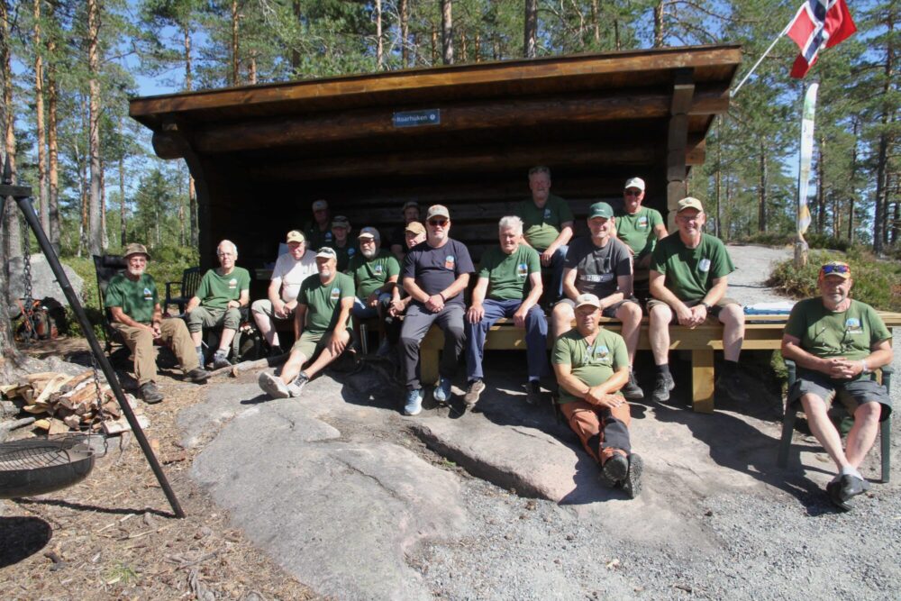 FIKK MYE SKRYT: Dugnadsgjengen i Fiskestell, ispedd noen representanter fra Drammens Sportsfiskere. Dette er den nye gapahuken for markatravere rundt Sylling. FOTO: Jarle Fredagsvik