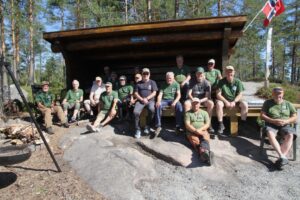 FIKK MYE SKRYT: Dugnadsgjengen i Fiskestell, ispedd noen representanter fra Drammens Sportsfiskere. Dette er den nye gapahuken for markatravere rundt Sylling. FOTO: Jarle Fredagsvik