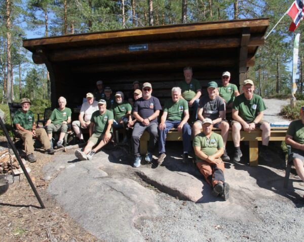 FIKK MYE SKRYT: Dugnadsgjengen i Fiskestell, ispedd noen representanter fra Drammens Sportsfiskere. Dette er den nye gapahuken for markatravere rundt Sylling. FOTO: Jarle Fredagsvik