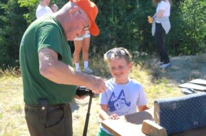 INSTRUKSJONER PÅ STANDPLASS: Kasper (6 år) synes det var stas å få prøve skyting med luftgevær for første gang. FOTO: Jarle Fredagsvik